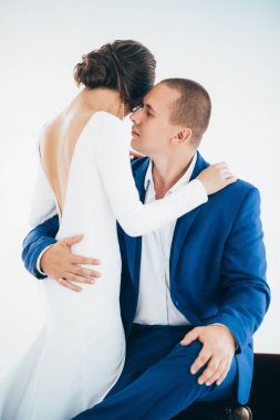 güzel ve genç gelin ve damat odasında poz  