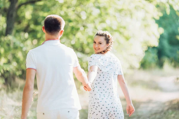 Amor Casal Jovem Divirta Parque Verão — Fotografia de Stock