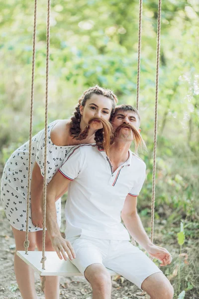 Pareja Joven Amor Divertirse Verano Parque —  Fotos de Stock