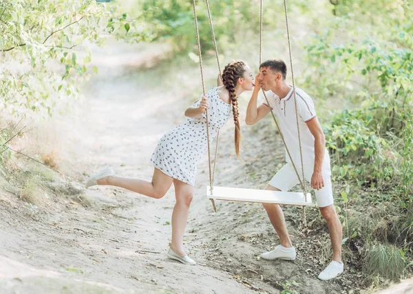 Jonge Paar Liefde Veel Plezier Zomer Park — Stockfoto