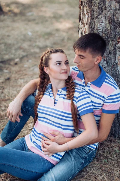 愛の若いカップルが公園で楽しい時を過す — ストック写真