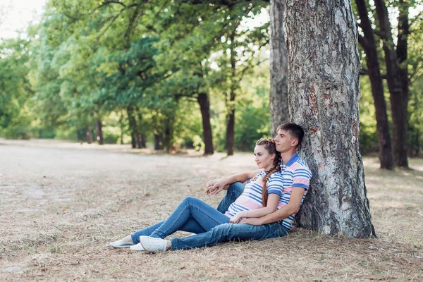 Pasangan Muda Jatuh Cinta Bersenang Senang Taman — Stok Foto