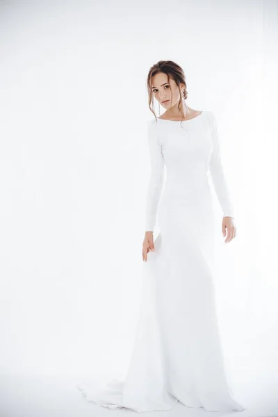 美丽的年轻新娘在白色婚纱礼服摆姿势 — 图库照片