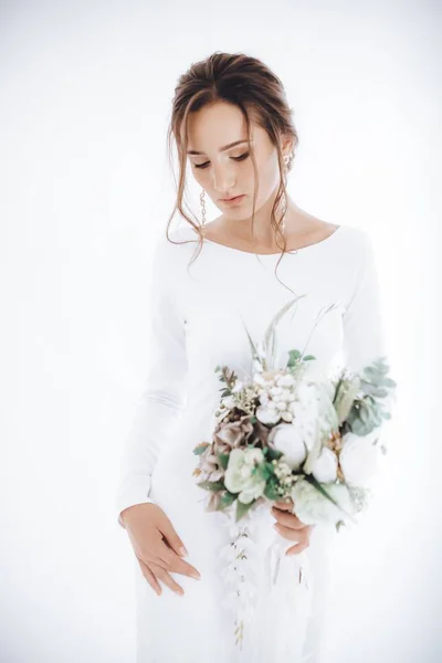 Schöne Junge Braut Weißen Brautkleid Posiert Mit Blumen — Stockfoto