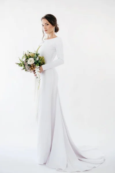 Schöne Junge Braut Weißen Brautkleid Posiert Studio — Stockfoto