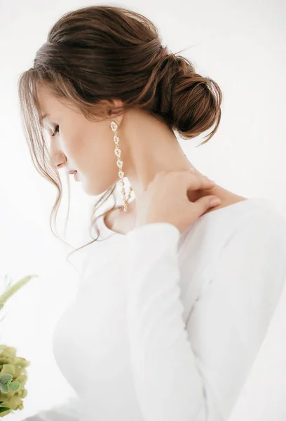 Belle Jeune Mariée Robe Mariée Blanche Posant Avec Des Fleurs — Photo