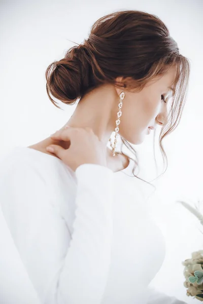 Schöne Junge Braut Weißen Brautkleid Posiert Mit Blumen — Stockfoto