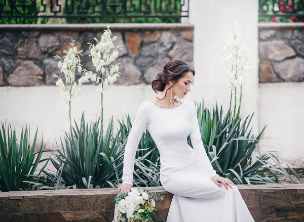 Schöne Junge Braut Weißen Brautkleid Posiert Mit Blumen — Stockfoto