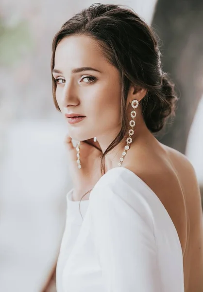 Красивая Молодая Невеста Белом Свадебном Платье Серьги — стоковое фото