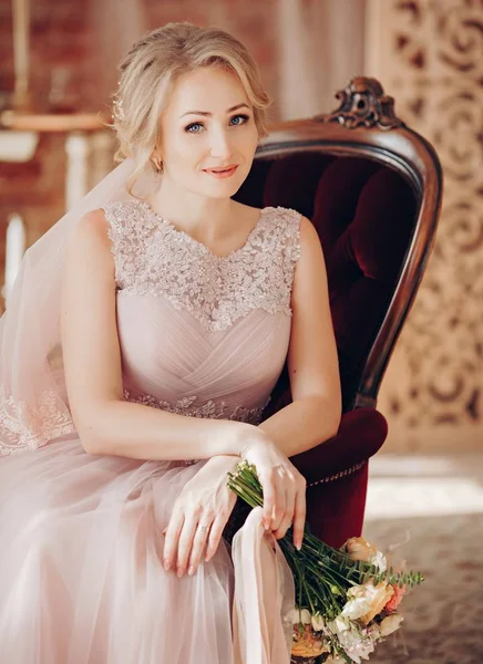Krásná Mladá Nevěsta Svatebních Šatech Pózuje Květinami — Stock fotografie