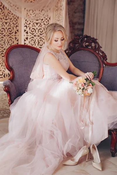 Vacker Ung Brud Brudklänning Poserar Med Blommor — Stockfoto