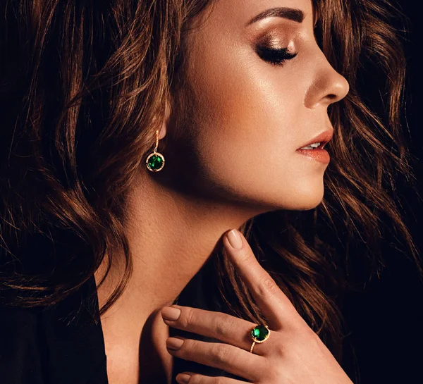 Beautiful Woman Posing Beautiful Jewelry — Stock Photo, Image