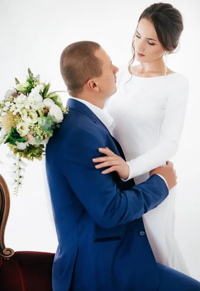 Mooie Jonge Bruid Bruidegom Poseren Kamer — Stockfoto