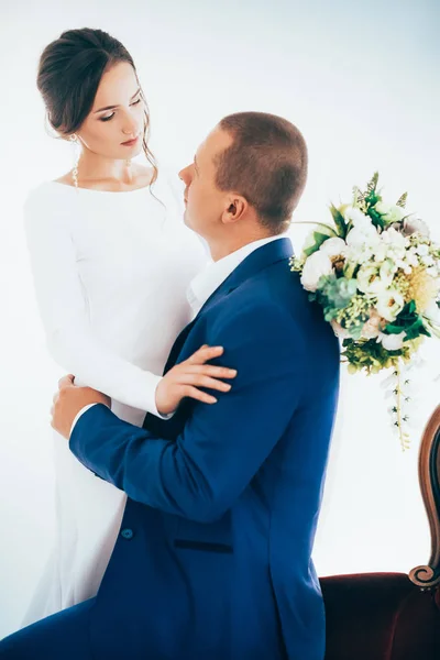 Schöne Und Junge Braut Und Bräutigam Posiert Zimmer — Stockfoto