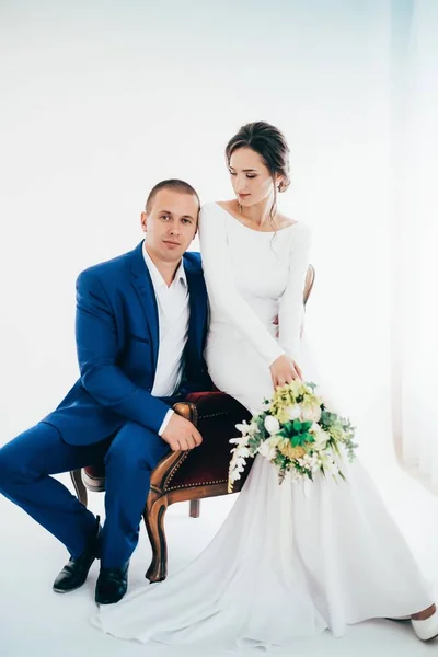 Schöne Und Junge Braut Und Bräutigam Posiert Zimmer — Stockfoto