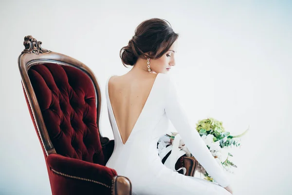 Gyönyörű Fiatal Menyasszony Jelentő Virágok Fehér Esküvői Ruha — Stock Fotó
