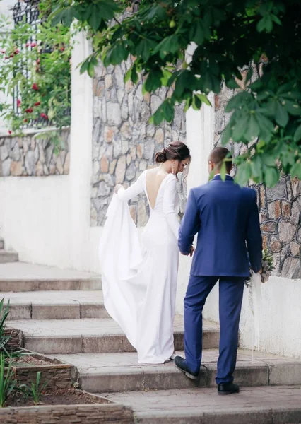 Bruden Och Brudgummen Deras Bröllopsdag Utomhus — Stockfoto