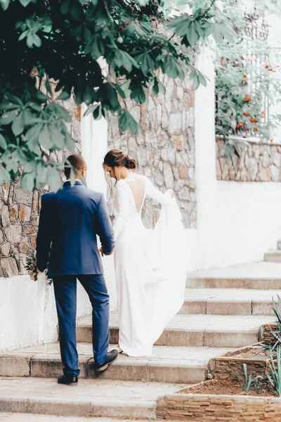 Bruden Och Brudgummen Deras Bröllopsdag Utomhus — Stockfoto