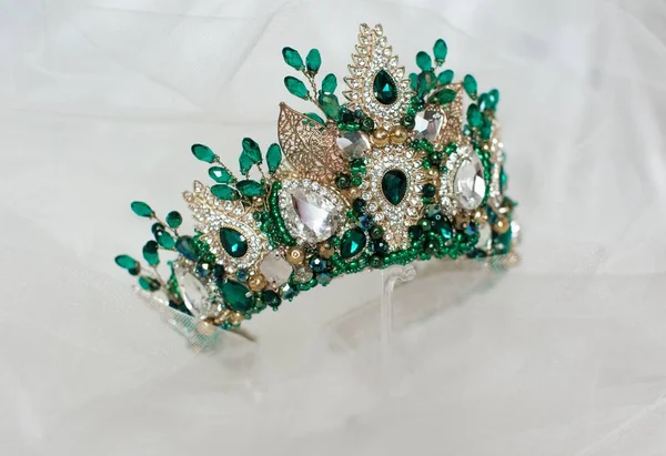 Hermosa Corona Reina Con Joya Verde Piedras Preciosas —  Fotos de Stock