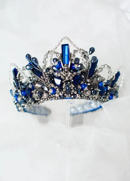 Mooie Kroon Van Koningin Met Blauwe Juweel Van Edelstenen — Stockfoto