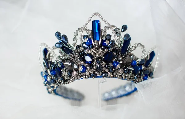 Hermosa Corona Reina Con Joya Azul Piedras Preciosas — Foto de Stock