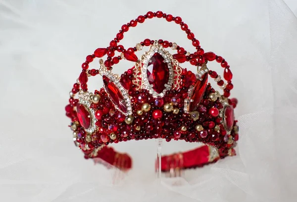 貴重な石の赤い宝石が付いている女王の美しい王冠 — ストック写真