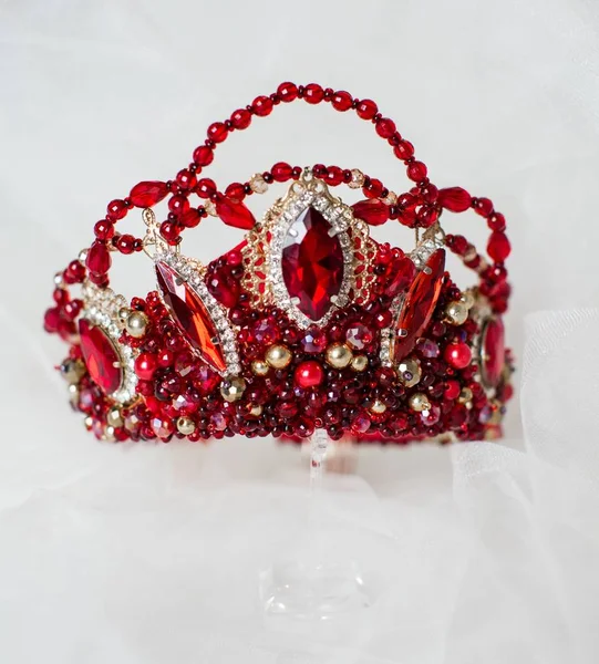 貴重な石の赤い宝石が付いている女王の美しい王冠 — ストック写真