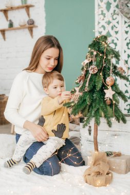 Güzel küçük oğlan ve kız kardeşi Noel ağacı yakın:  