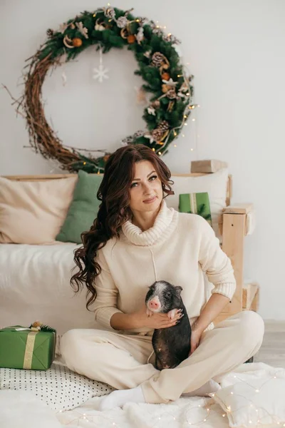 Hermosa Mujer Casa Con Mini Cerdo —  Fotos de Stock