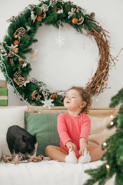 Мила Маленька Дівчинка Різдвяному Інтер Єрі — стокове фото