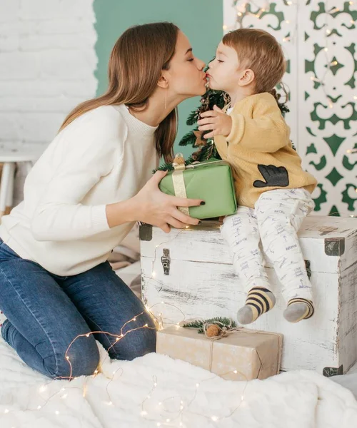 Prachtige Kleine Jongen Zus Buurt Van Kerstboom — Stockfoto