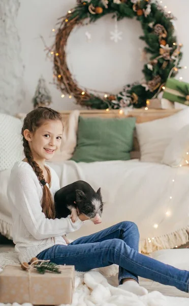 Beautiful Little Girl Christmas Tree Mini Pig — Stock Photo, Image