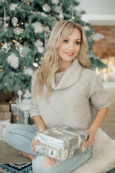 Mulher Bonita Com Presente Perto Árvore Natal Posando Casa — Fotografia de Stock