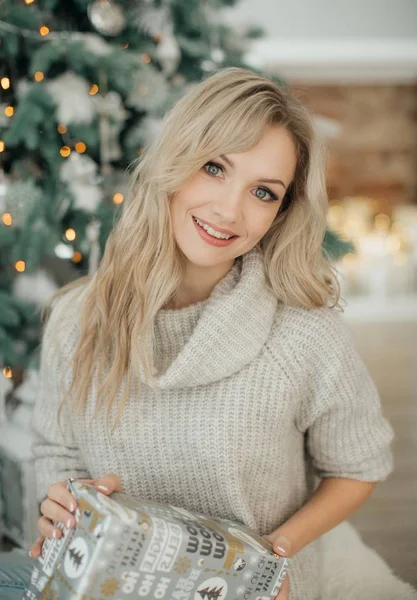 Schöne Frau Mit Geschenk Der Nähe Des Weihnachtsbaums Posiert Hause — Stockfoto
