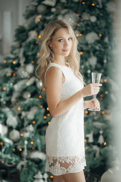 Schöne Frau Rotem Kleid Der Nähe Von Weihnachtsbaum Champagner Posiert — Stockfoto
