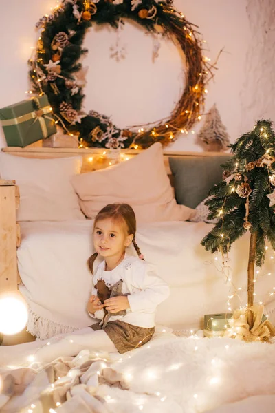 Beautiful Little Girl Home Christmas Decorations — Stock Photo, Image