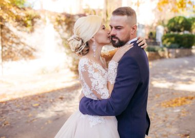 Gelin ve damat onların düğün günü Park 