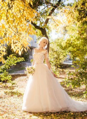 Beyaz düğün elbise poz içinde güzel genç gelin 