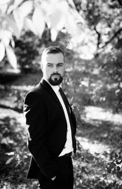 Yakışıklı damat gelini bekliyor.. 