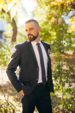 Yakışıklı damat gelini bekliyor.. 
