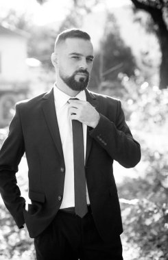 Yakışıklı damat gelini bekliyor..  