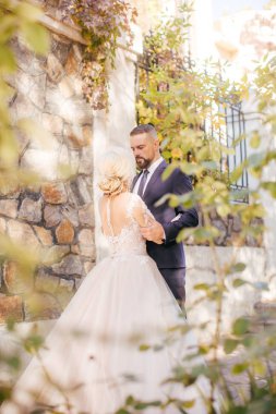 Gelin ve damat onların düğün günü Park 