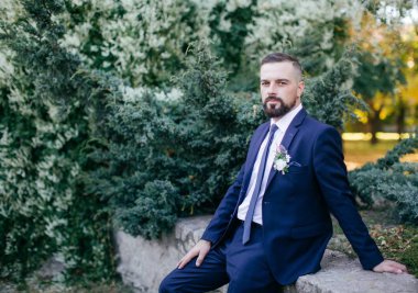 Yakışıklı damat gelini bekliyor..  