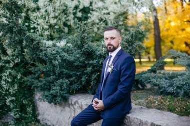 Yakışıklı damat gelini bekliyor..  