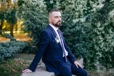 Yakışıklı damat gelini bekliyor..  