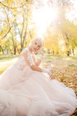 Beyaz düğün elbise poz içinde güzel genç gelin 