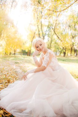 Beyaz düğün elbise poz içinde güzel genç gelin 