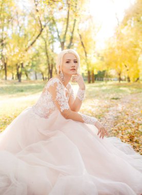 Beyaz düğün elbise poz içinde güzel genç gelin 