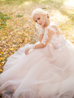 Beyaz düğün elbise poz içinde güzel genç gelin 