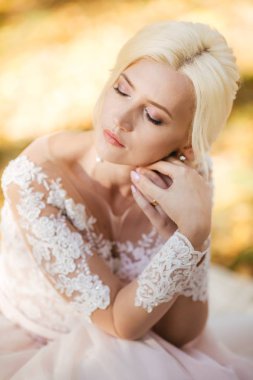 Beyaz düğün elbise poz içinde güzel genç gelin 